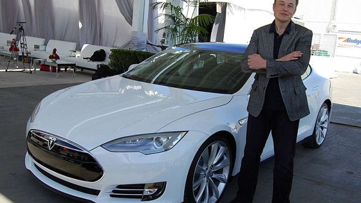 Elon Musk in front of Tesla Model S