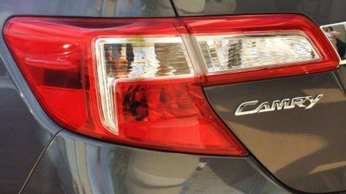 The 2012 Toyota Camry SE taillight