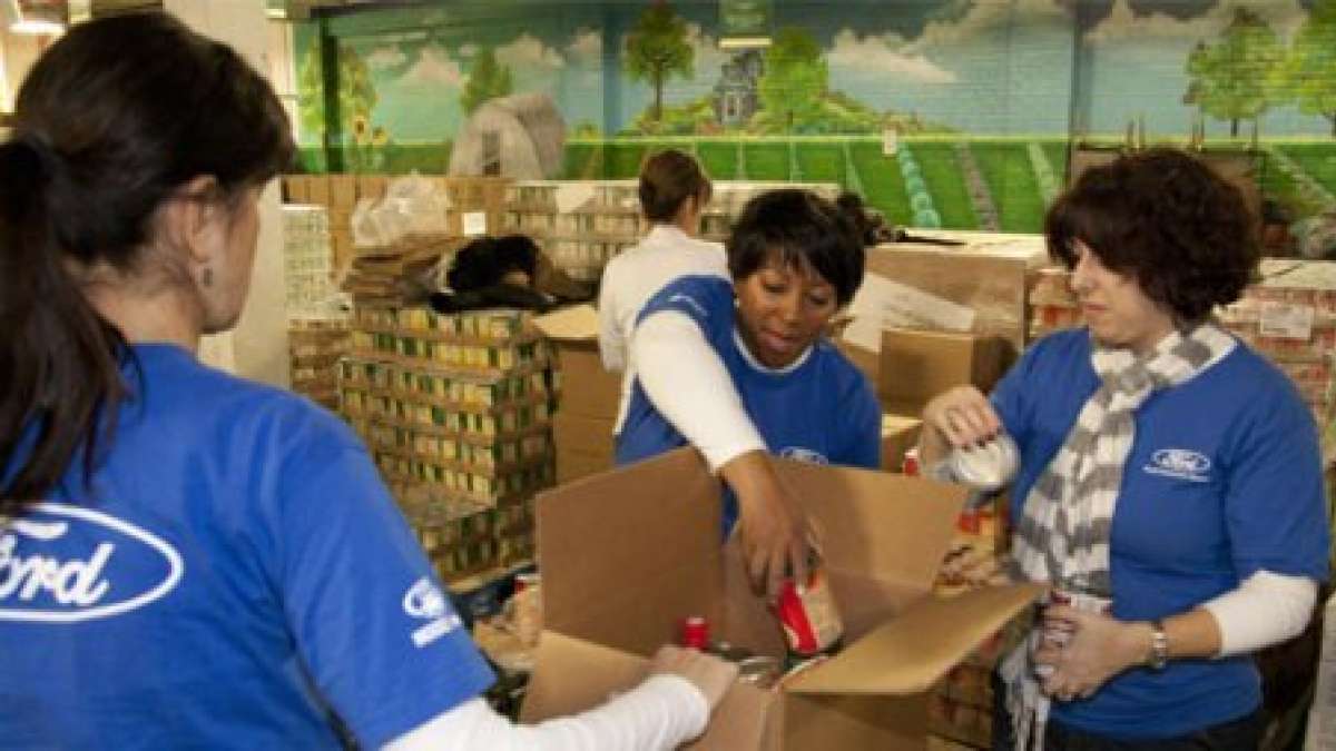 Ford volunteers at a food bank (courtesy Ford Motor Co)