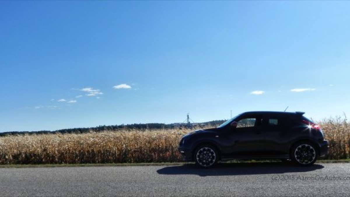 Juke NISMO at a corn field