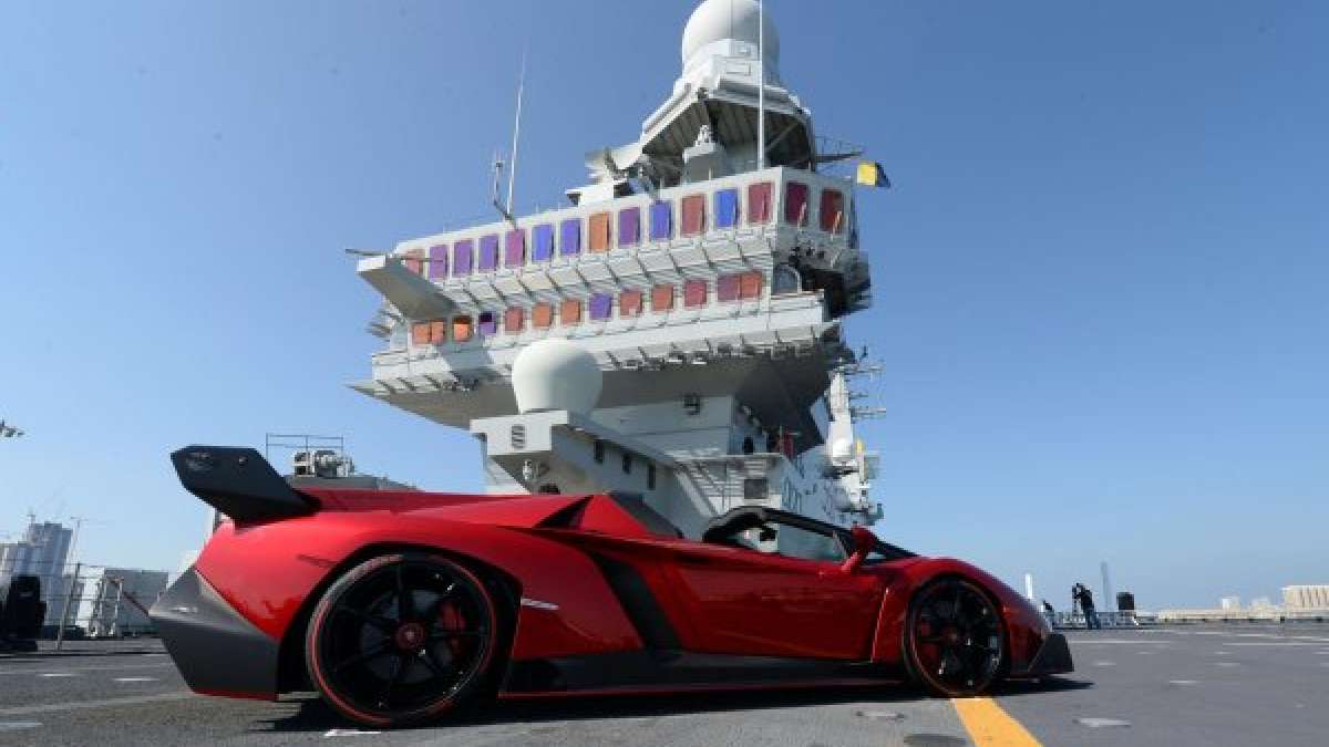 Lamborghini Veneno Roadster on the Cavour