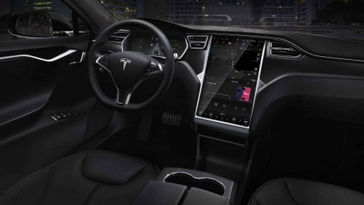 Tesla Model S Glitch Shuts Off And Re-boots COntrols