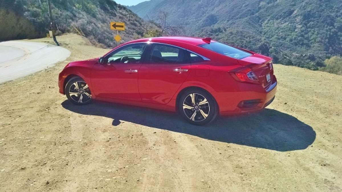 2016_Honda_Civic_Touring