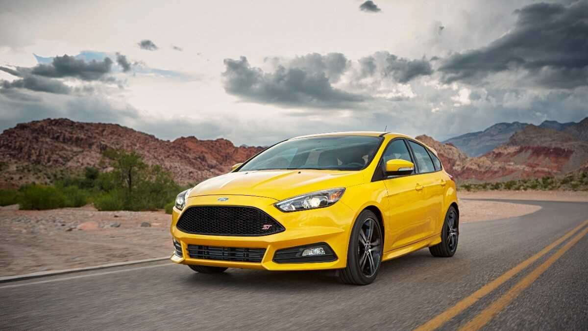 https://media.ford.com/content/fordmedia/fna/us/en/permalink.html/content/dam/fordmedia/North%20America/US/product/2017/focus/17_FRD_FCS_200012_ST.JPG
