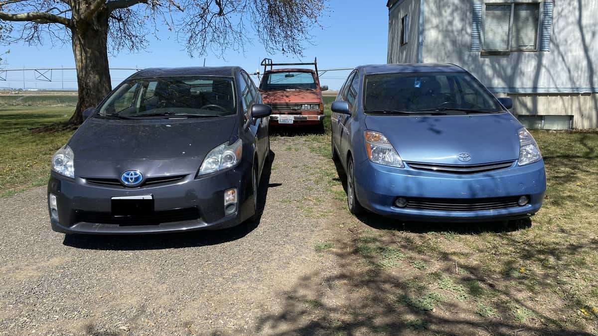 Gen 3 and Gen 2 Toyota Prius blue and gray 