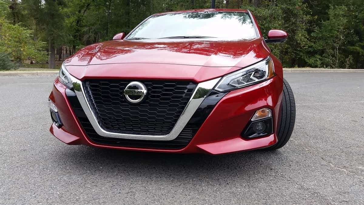 2020 Nissan Altima Red Front Grille View