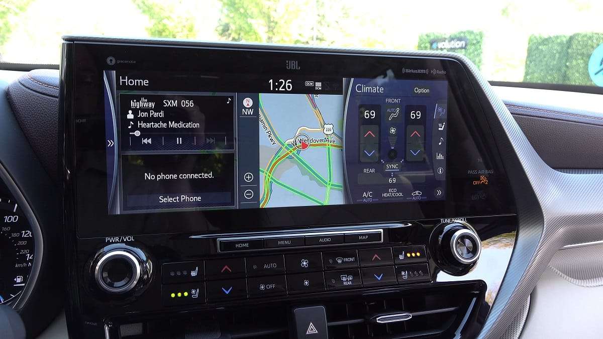 2020 Toyota Highlander Hybrid Limited Interior multimedia infotainment screen
