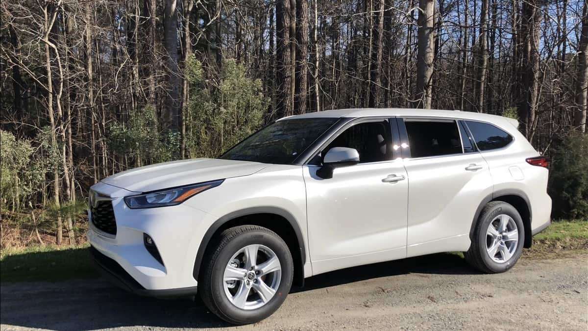 2020 Toyota Highlander LE Blizzard Pearl profile view