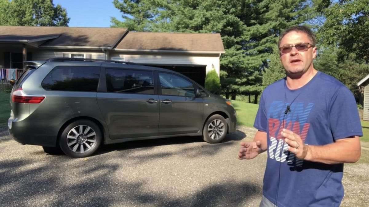 2020 Toyota Sienna XLE AWD Cypress Pearl color profile view