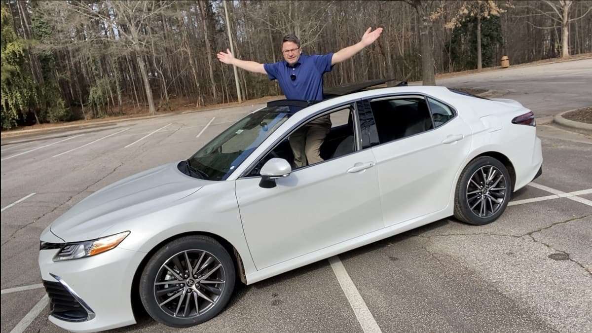 2021 Toyota Camry XLE Wind Chill Pearl profile and front end