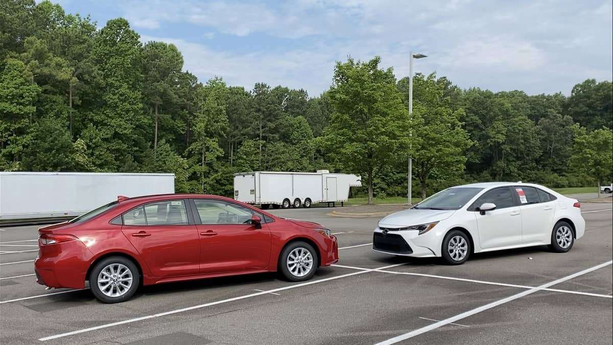 2021 Toyota Corolla LE Barcelona Red 2020 Toyota Corolla LE Super White