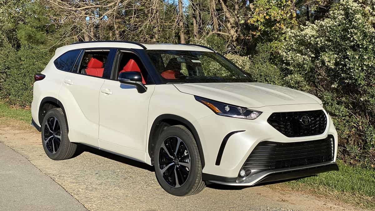 2021 Toyota Highlander XSE Blizzard Pearl front end profile view