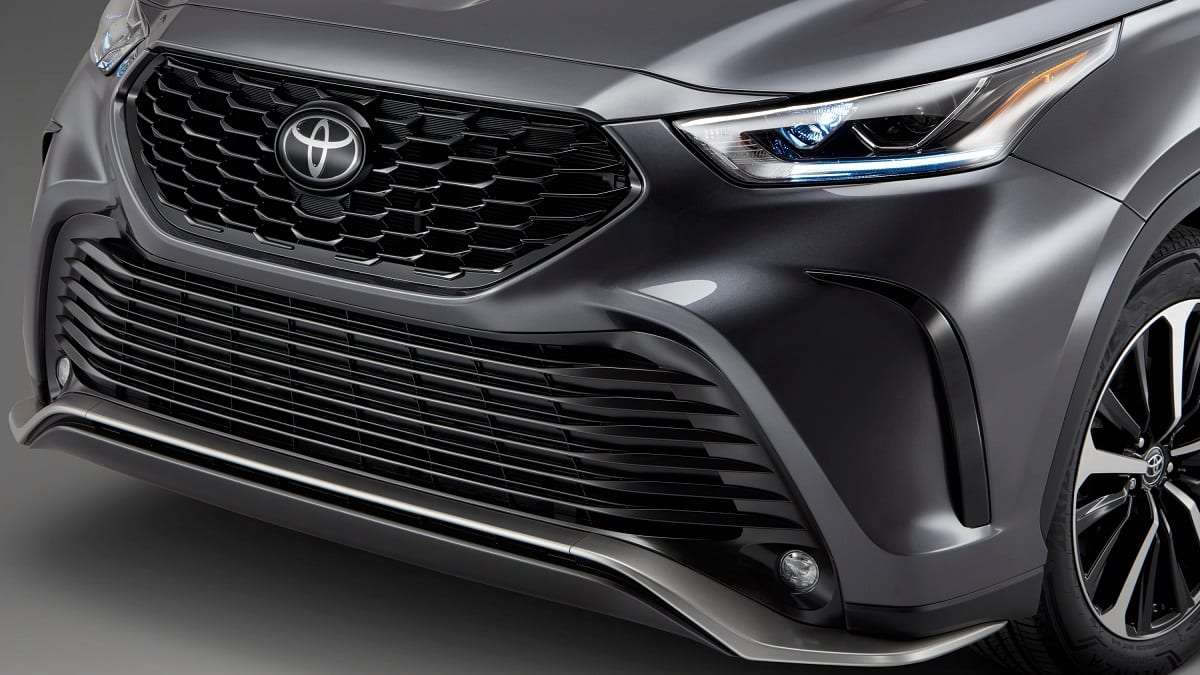 2021 Toyota Highlander XSE Magnetic Gray profile front end front grille