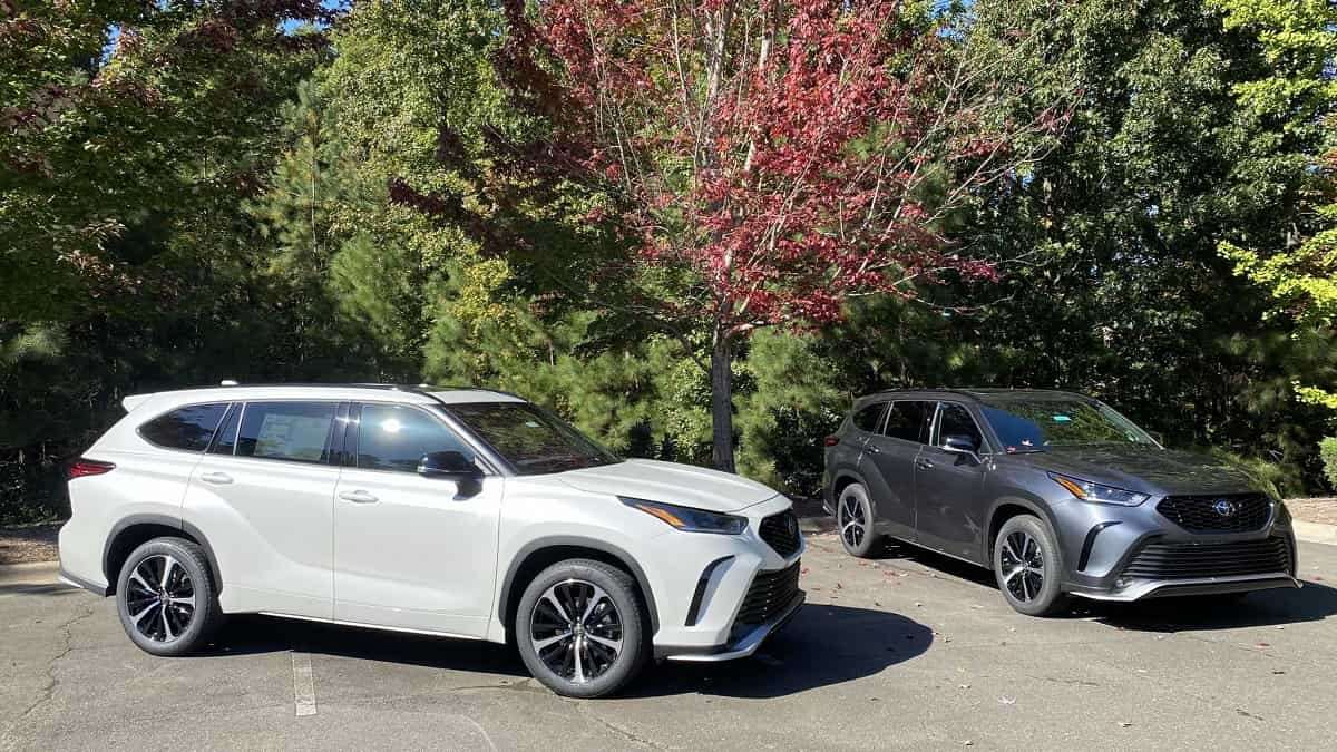 2021 Toyota Highlander XSE Blizzard Pearl profile view Magnetic Gray profile view and front end