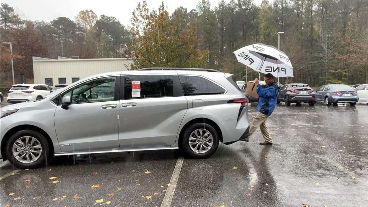 2021 Toyota Sienna XLE Celestial Silver profile view hands-free doors