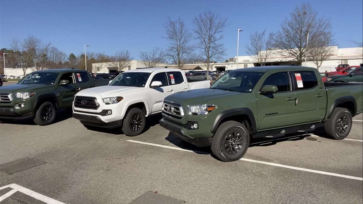 2021 Toyota Tacoma SR5 Super White front end 2021 Toyota Tacoma Trail Edition Army Green front end