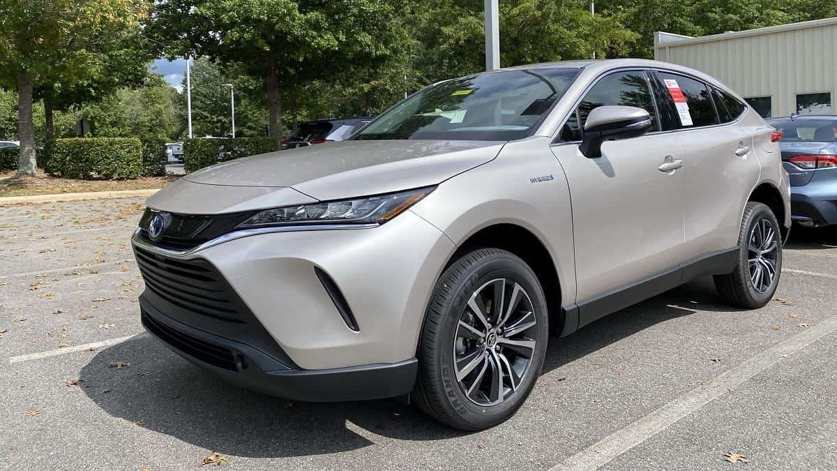2021 Toyota Venza LE Titanium Glow profile and front end view