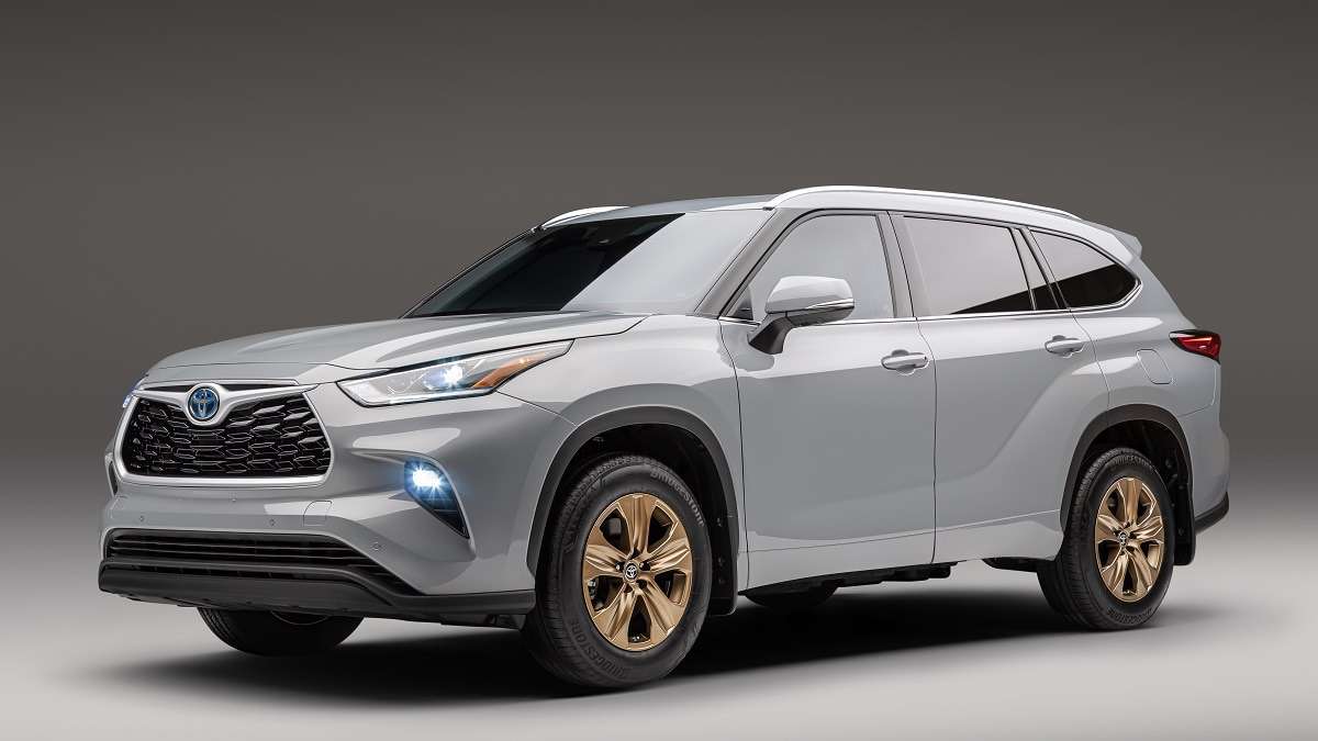 2022 Toyota Highlander Hybrid Bronze Edition profile view front end