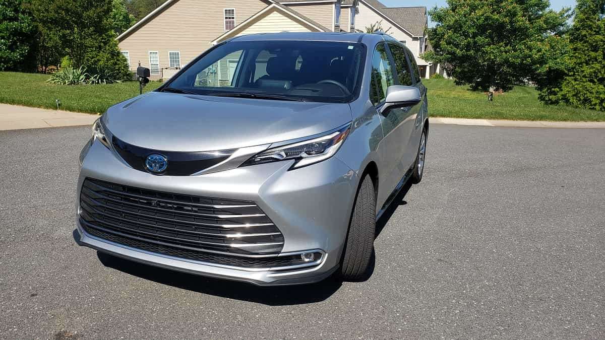 2022 Toyota Sienna Hybrid front exterior