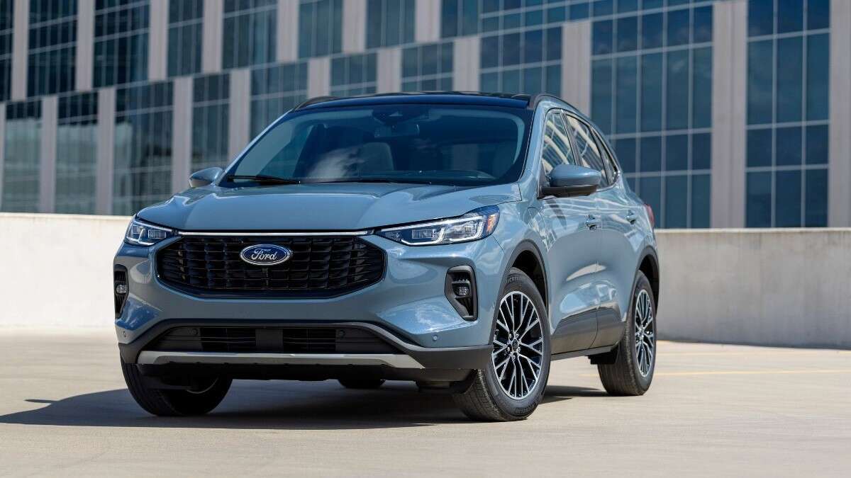 https://media.ford.com/content/fordmedia/fna/us/en/permalink.html/content/dam/fordmedia/North%20America/US/product/2023/escape/2023%20Ford%20Escape%20Plug-In%20Hybrid_Vapor%20Blue_01.jpg