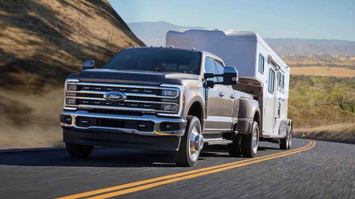 Ford F-Series Super Duty Hauls Fifth-Wheel Trailer
