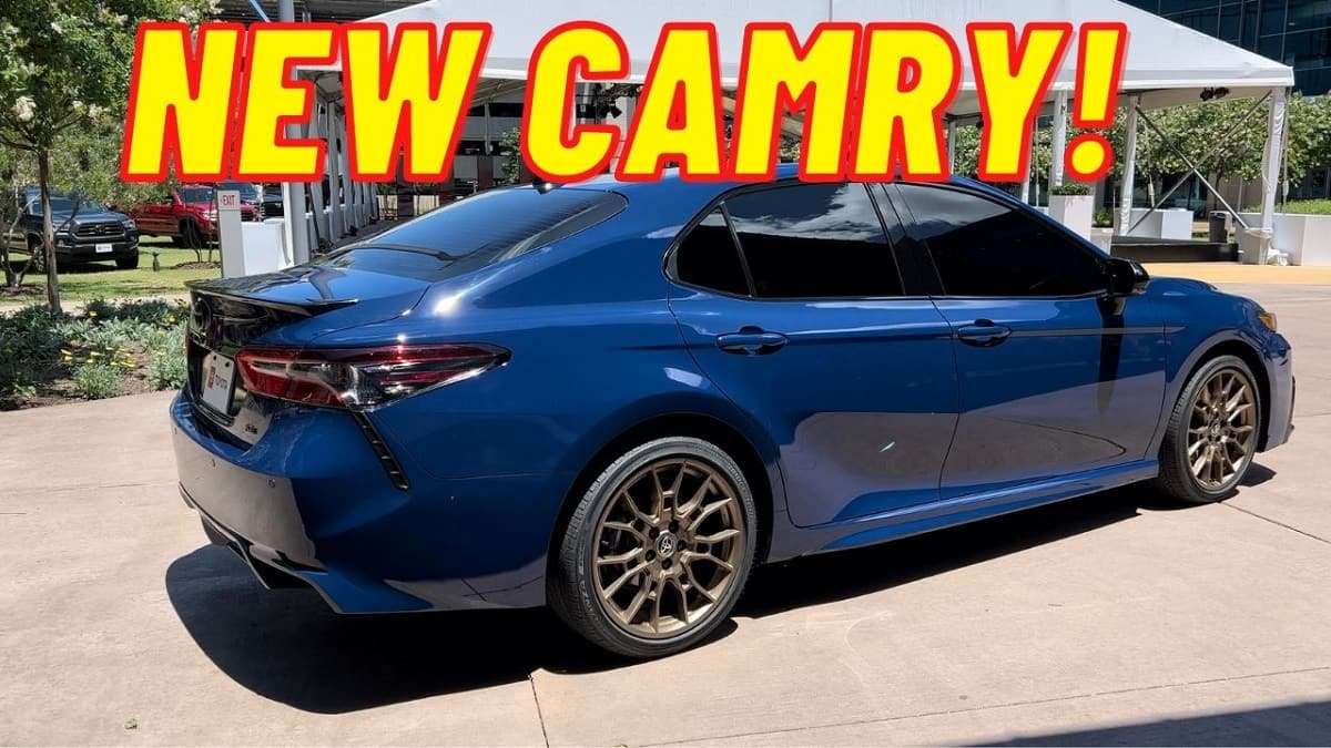 2023 Toyota Camry Hybrid SE Nightshade back end profile