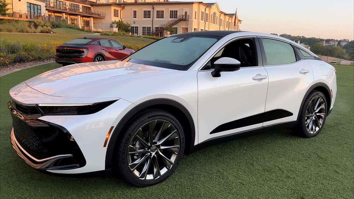 2023 Toyota Crown Limited Oxygen White profile front end