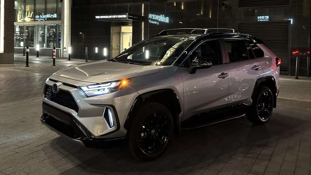 2023 Toyota RAV4 Hybrid XSE Silver Sky Metallic front end profile