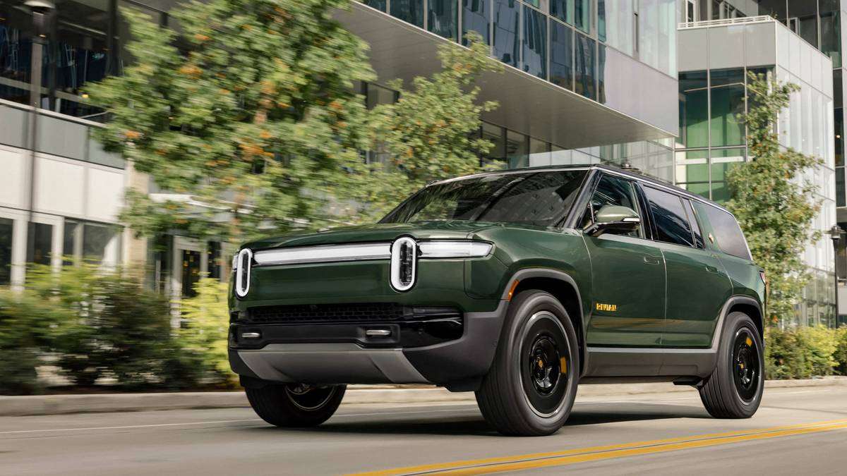 2025_Rivian_R1S_Front34_Green_UrbanDowntown.jpg