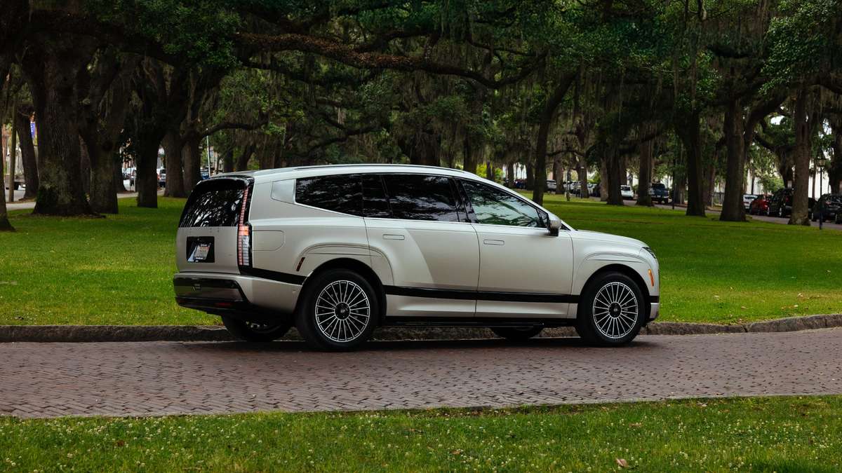 A Hyundai IONIQ 9 Driver With Five Kids Tows a 4,246-Pound Camper at 1.15 mi/kWh and Faces a 111-Mile Charger Gap