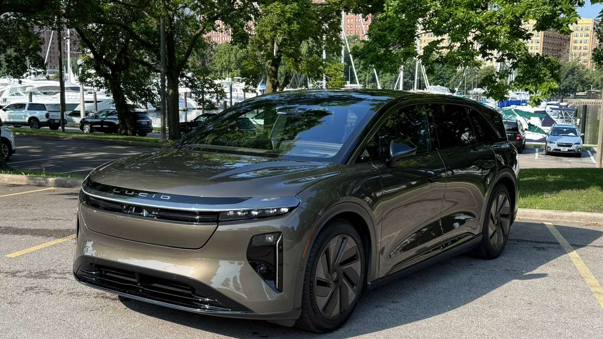 Screen Overkill Puts A Damper On The Otherwise Lovely 2026 Lucid Gravity Grand Touring