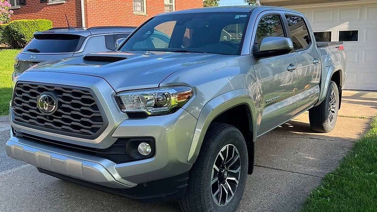 Why Trading a 2023 Toyota Tacoma for a $279/Month 2026 SR5 Lease is a Financial Trap