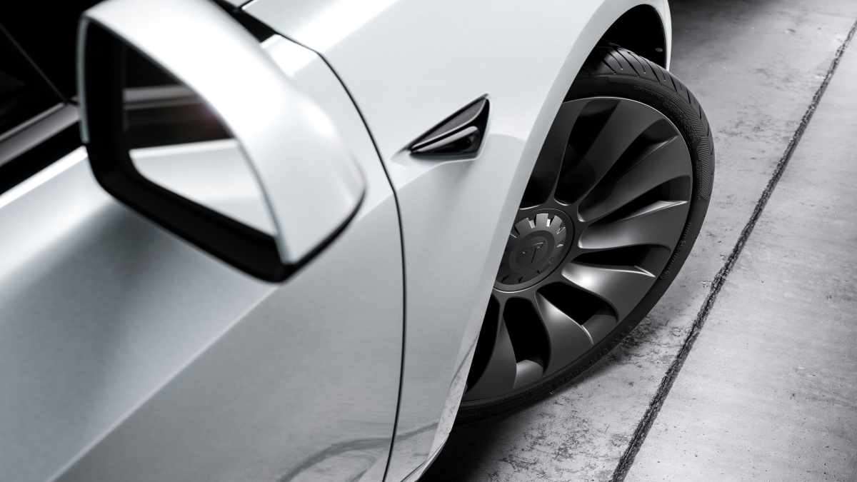 Driver Unlocks and Drives a Tesla That Wasn't His Own - On Accident