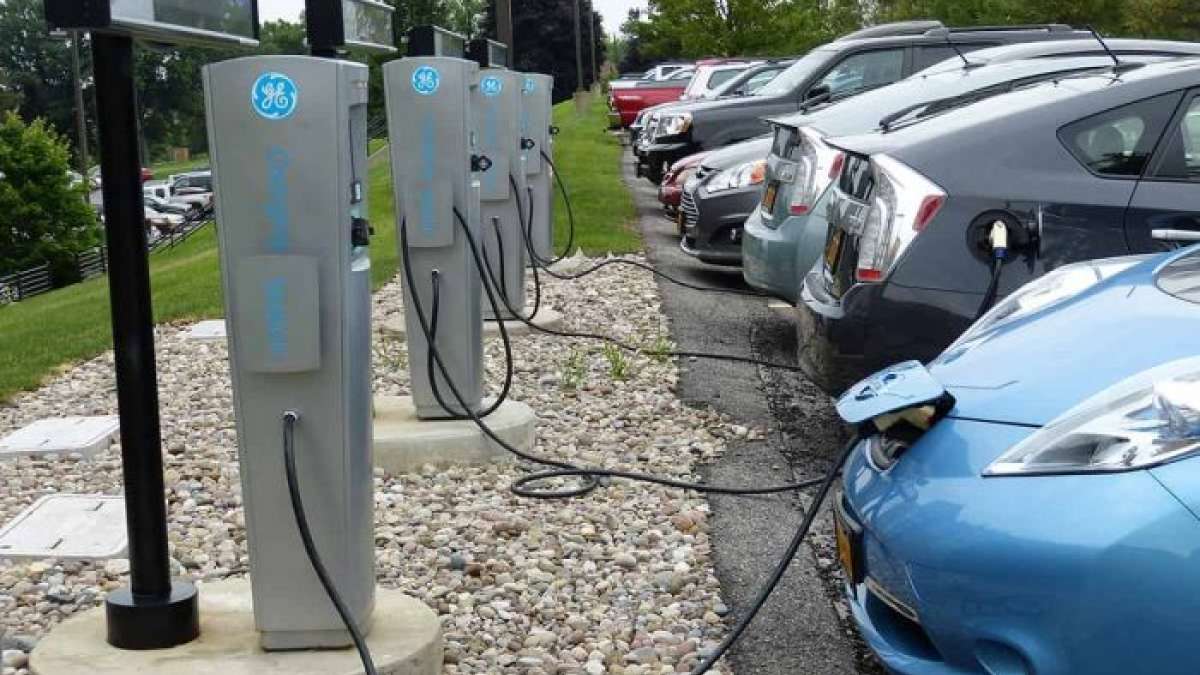 Electric Cars Charging 200-900 size nissan leaf toyota prius plug in