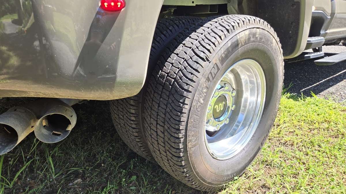 Ford F-350 Dually: Why Some Trucks Have Four Rear Tires