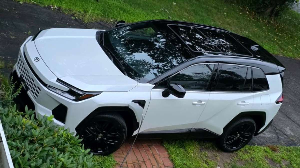 Owner Picked Up a 2026 RAV4 PHEV, Reported One Noticeable Advantage Over His 2021 Model, And Says The Only Downside Was The Dealer