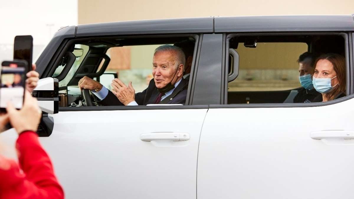 President Biden Drives all-new 2022 GMC HUMMER EV