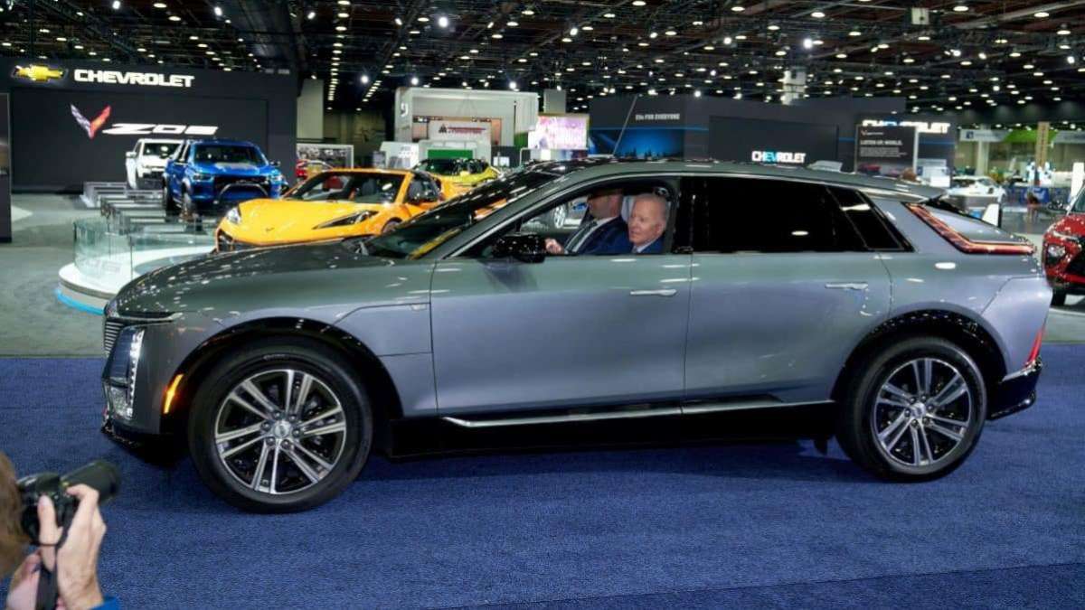 President Biden Drives 2023 Cadillac LYRIQ EV at 2022 NAIAS