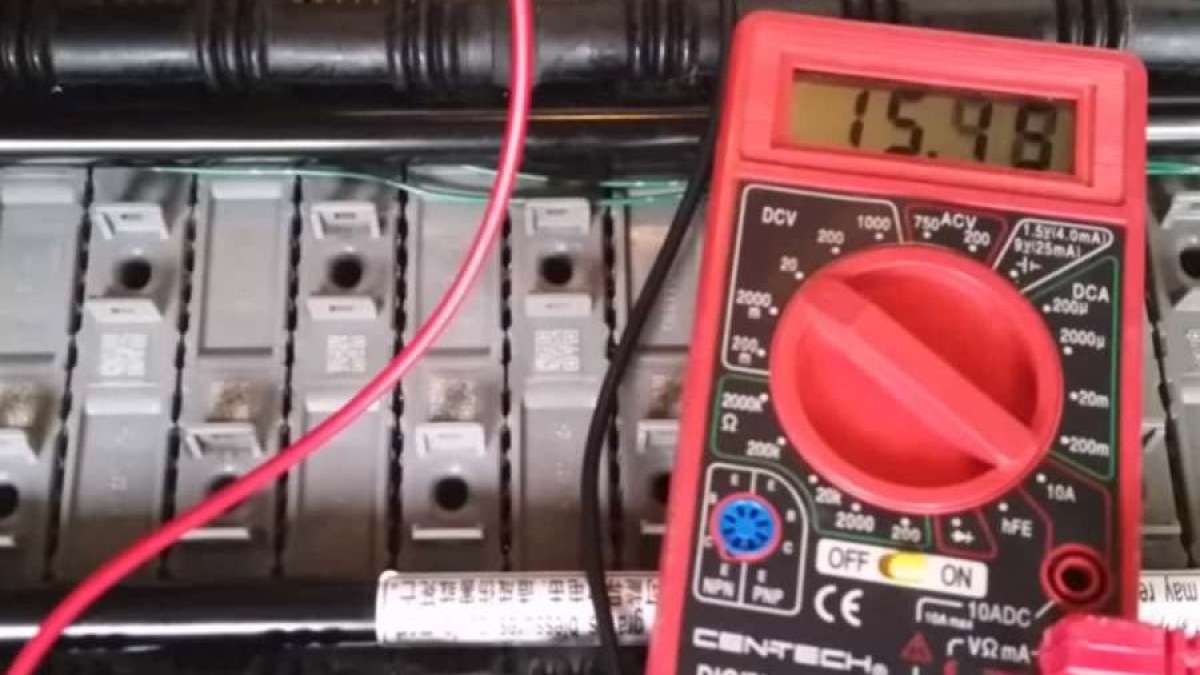 Toyota Prius Battery with a scanner
