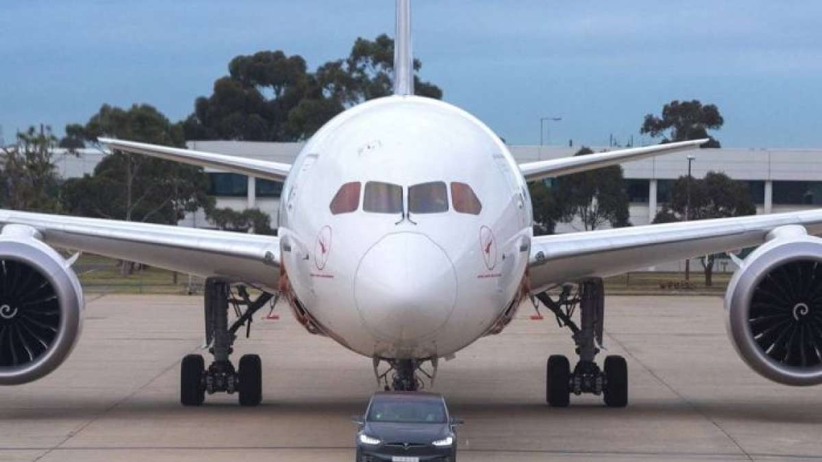 Tesla Model X Towing a Qantas Boeing Dreamliner