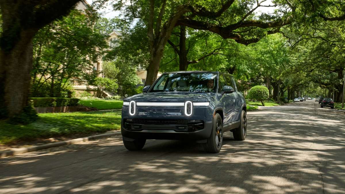 A 2027 Rivian R1S Premium With Ocean Coast and $1,500 Captain’s Chairs Carries a $6,000 Configuration Add-On, While Seven-Seat Buyers Keep the Same Bench