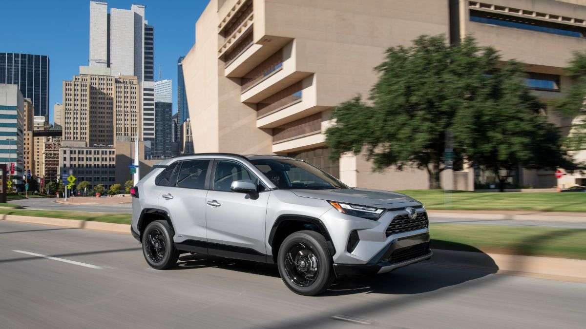 Short People Are Having A Hard Time With Manual Trunk On 2023 Toyota RAV4 Hybrid