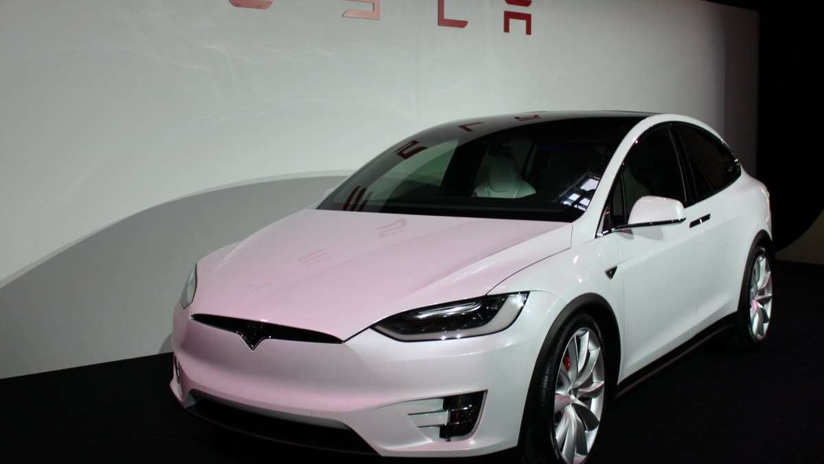 Tesla Model 3 at a showroom 1200x900