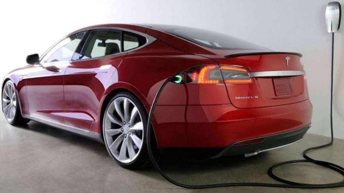 Tesla Model S Plugged in Recommended Charging
