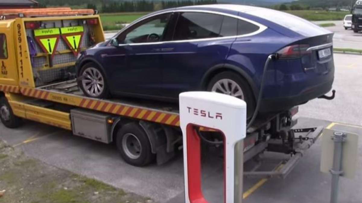 Tesla Model X tow trucked to supercharger