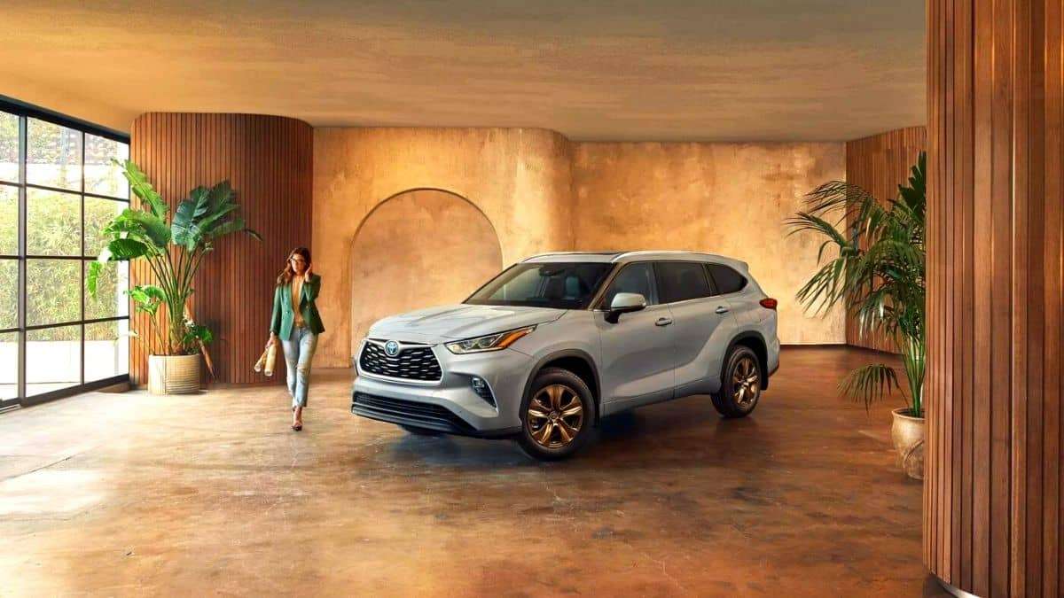 Upgrading From Toyota RAV4 to Highlander May Give Extra Cargo Space and Fewer MPG