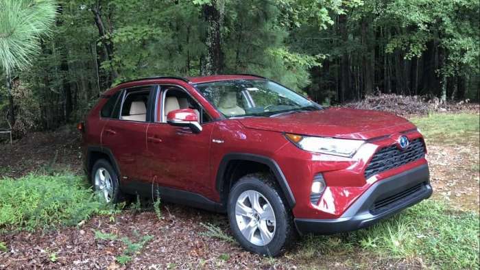 2019 Toyota RAV4 XLE Hybrid Ruby Flare Pearl front and and profile view RAV4 Hybrid gas tank issue