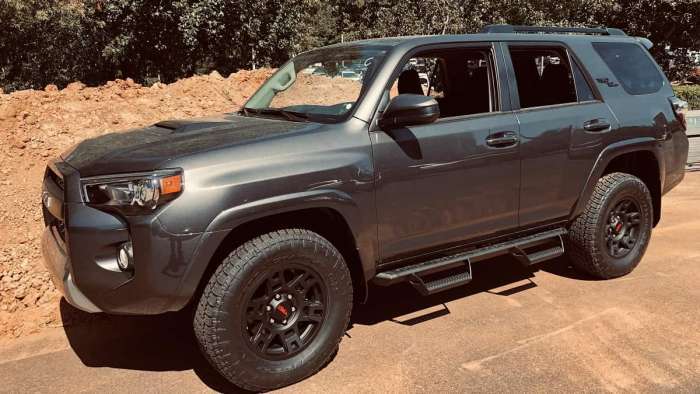 2020 Toyota 4Runner TRD Off-Road Magnetic Gray profile and front end