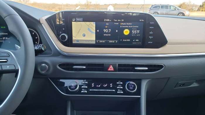 2020 Hyundai Sonata interior touchscreen