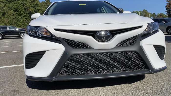 2020 Toyota Camry SE Super White front end front grille